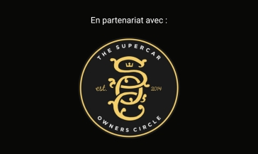Logo rond noir et doré de « The Supercar Owners Circle » avec initiales stylisées SOC et mention « est. 2014 » et « en partenariat avec : »
