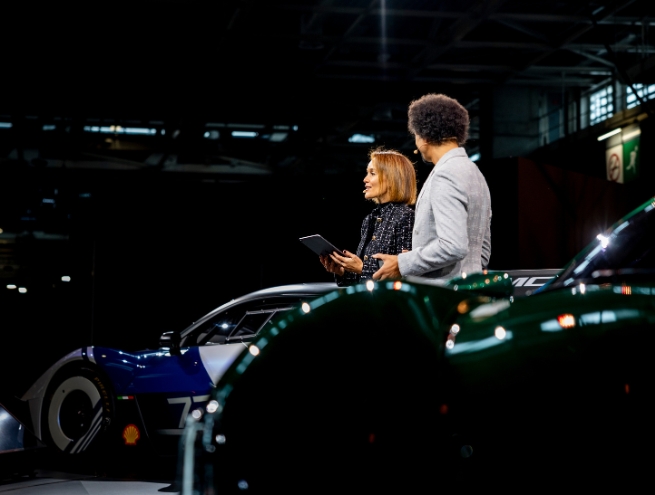 presentateurs sur la scène live