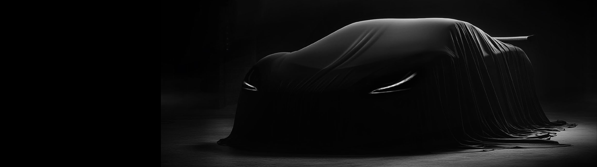 Supercar noir couverte d'une bache.