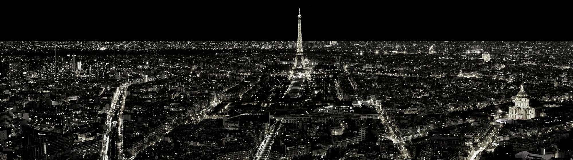 Photo en noir et blanc de Paris avec la tour Eiffel